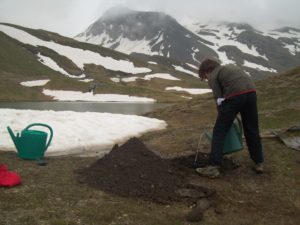 Certaines tâches se font en famille comme ici l'amorçage de l'irrigation